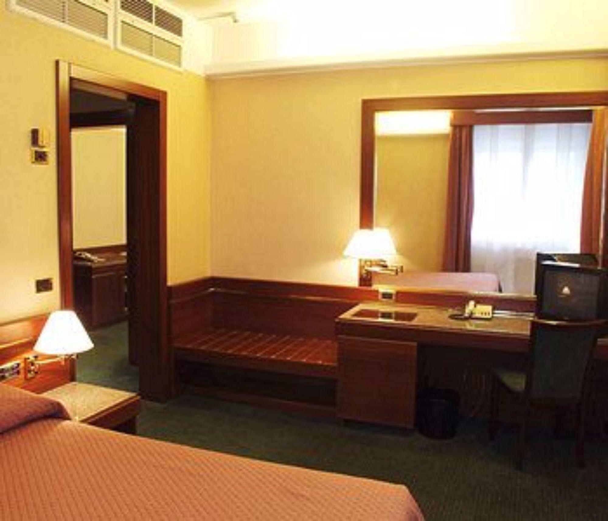 Hotel Crivi'S Милан Экстерьер фото